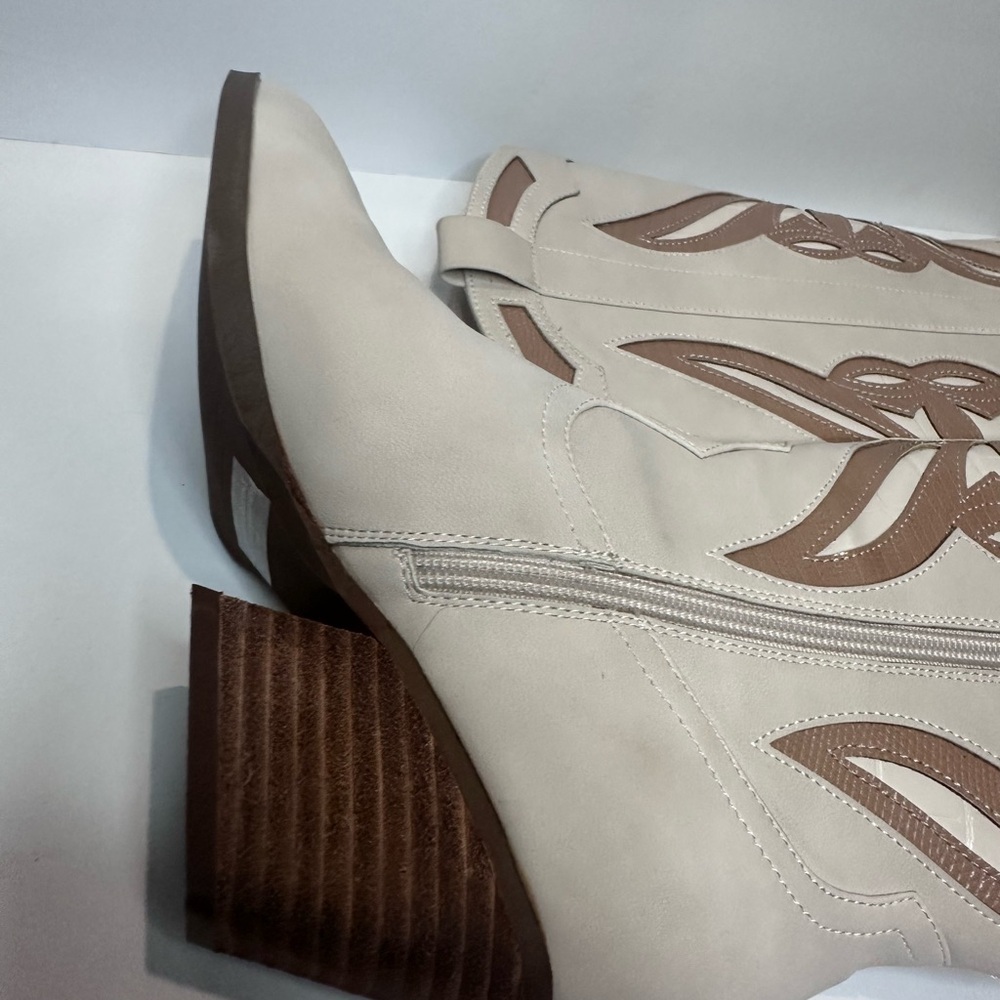Women's Cream and Tan Western suede Boots - Picture 7 of 10